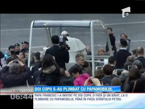 Doi copii s-au plimbat cu papamobilul prin Piaţa Sfântului Petru