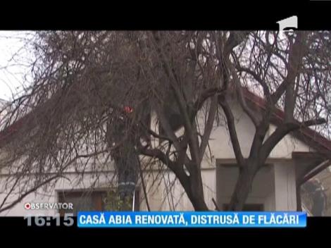 Casa abia renovată, distrusă de flăcări