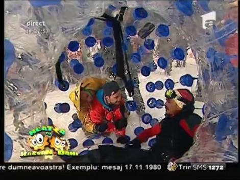 Nebunie pe pârtia Kalinderu din Buşteni! Răzvan Simion se rostogoleşte la vale într-o bilă gonflabilă