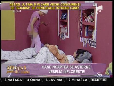 Întâmplare fără precedent! Mai în glumă, mai în serios, o concurentă de la "Mireasă pentru fiul meu" a rămas fără pantaloni!