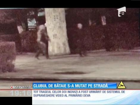 Doi tineri din Deva, surprinși de camerele de supraveghere în timp ce loveau trecătorii