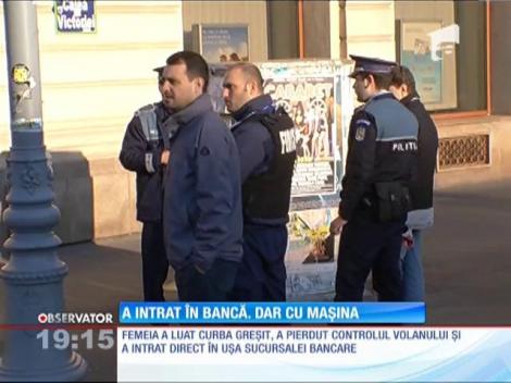 O bătrână de 75 de ani a intrat cu mașina într-o bancă din centrul Capitalei