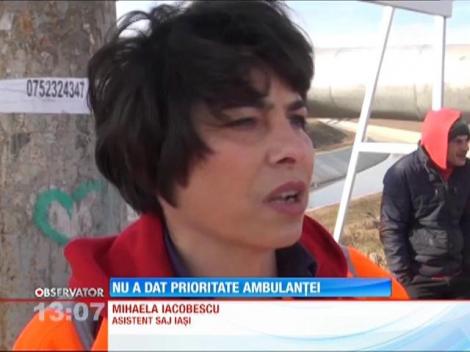 O ambulanţă s-a ciocnit cu o dubă într-o intersecţie din Iași