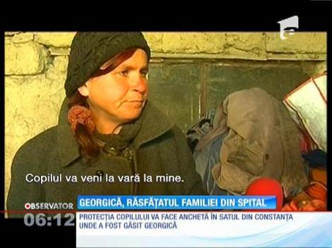 Georgică, băieţelul de doi ani care a crescut în grajd, răsfăţatul familiei din spital