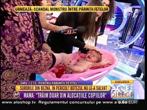 Prima băiţă după botez al fetiței care a trăit în beznă. Imagini emoţionante cu micuţa Nicoleta