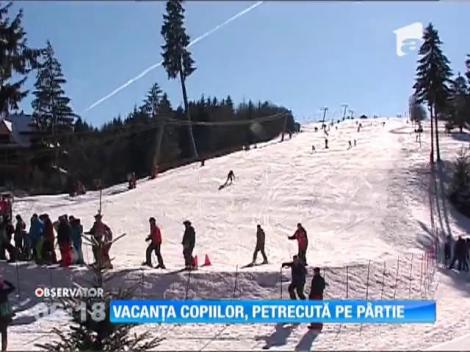 Veselia din curtea şcolii s-a mutat pe pârtii, în săptămâna de vacanţă