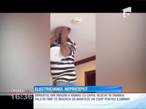 Video! E clar! El este cel mai nepriceput electrician. ”Meseriașul” a rămas cu capul blocat în tavanul artificial