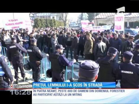 Protest cu scandal în Piatra Neamţ. Sute de lucrători forestieri au ieşit în stradă