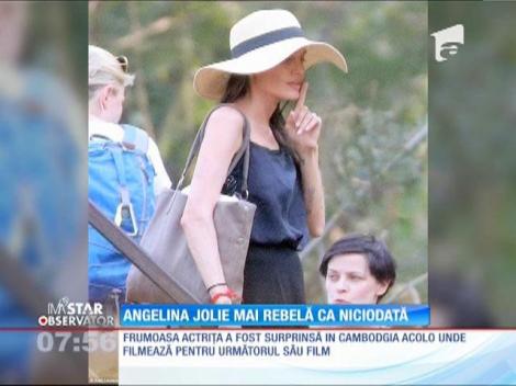 Are un chip angelic şi un aer inocent! În realitate este o rebelă veritabilă! Angelina Jolie îşi surprinde fanii cu trei tatuaje noi!