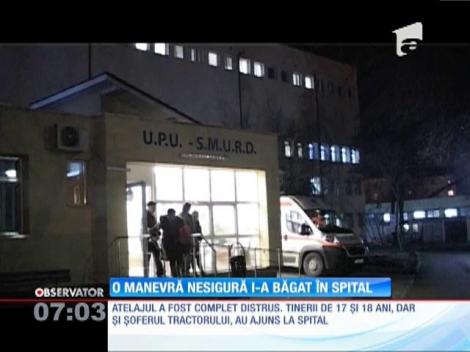 O manevră bruscă a băgat doi tineri în spital