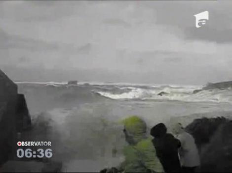Pensionari salvați din valuri de alți turiști
