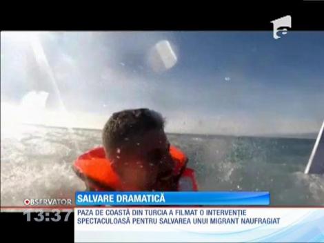 Salvare dramatică. Migrantul se afla într-o barcă ce se scufunda