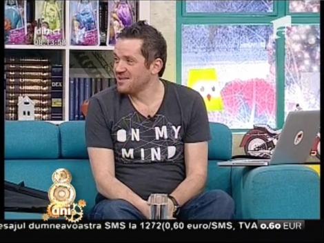 Bancul zilei. Un bolnav psihic ține în mână o umbrelă cu gaură .....