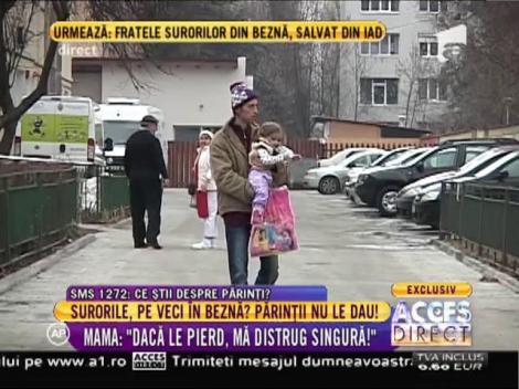 Părinții celor două fetițe, surprinși când mergeau cu ele pe stradă fără să le pună pe cap, pe un frig cumplit!
