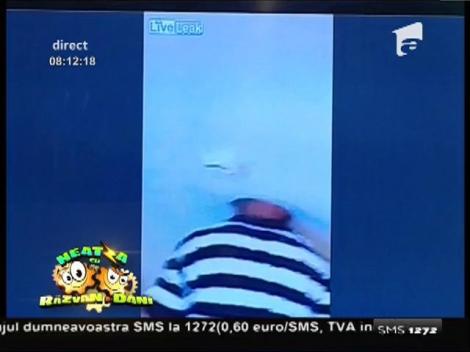 Smiley News: Prostia omenească, în imagini. Un electrician a rămas cu capul blocat în tavanul artificial!