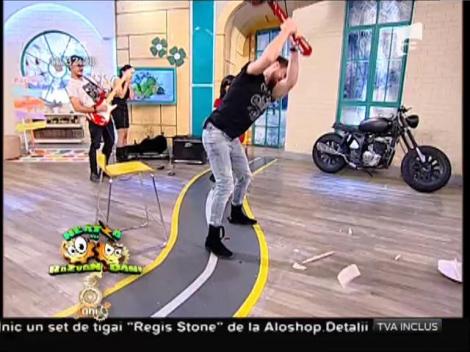 Furie! Dani Oțil sparge o chitară în 8 secunde!