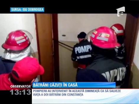 Bătrâni salvaţi de pompieri din propria casă