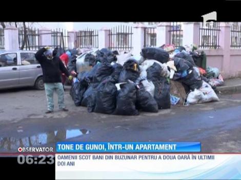 Tone de gunoi într-un apartament din Brăila. Vecinii îndură mirosul