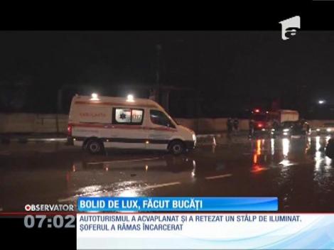Un şofer a spulberat un stâlp electric pe o stradă din Suceava
