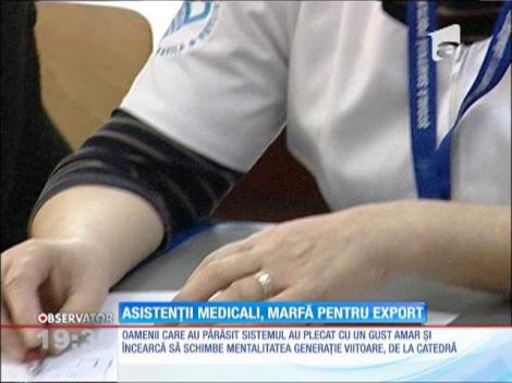 Aproape jumătate dintre asistenţii medicali formaţi anual în România părăsesc ţara
