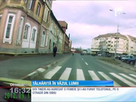 Doi tineri au agresat o femeie şi i-au furat telefonul, pe o stradă din Sibiu