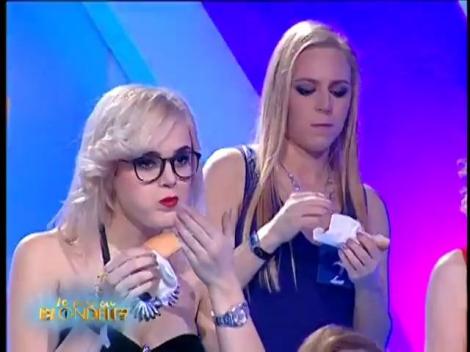 Blondele provoacă invitații să mănânce cât mai multi hotdogi