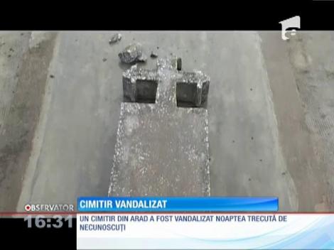Un cimitir din Arad a fost vandalizat de nişte derbedei