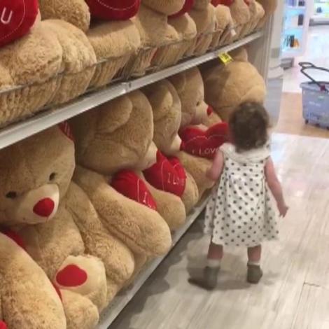 VIRAL! Te vei topi de dragul ei! Ce face fetiţa unei cunoscute vedete în faţa unui raion cu ursuleţi de pluş