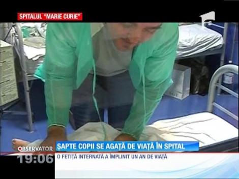 Părinţii bebeluşilor ucişi de bacteria misterioasă din Argeş îşi înmormântează copiii fără să ştie ce i-a îmbolnăvit