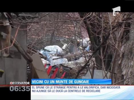 Un cartier întreg din Botoşani, terorizat de ani de zile de un bărbat care colecționează gunoi