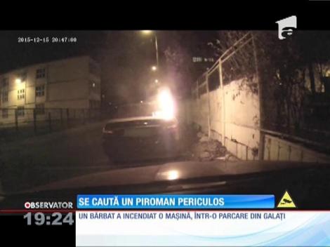 Filmat în timp ce incendia o maşină!