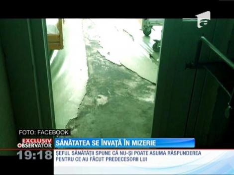 Viitorii medici studiază într-o clădire plină de mizerie