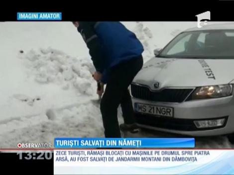 10 turiști salvați de jandarmii montani, spre drumul spre Piatra Arsă