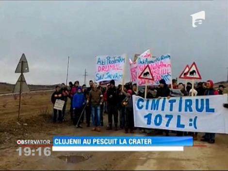 Șoferii din Cluj, protest inedit. Au inventat pescuitul la crater şi plaja în ploaie!