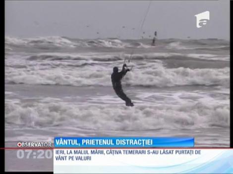 Vântul puternic atrage la malul mării tot mai mulți pasionați de kite-surfing