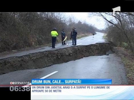 Pe un drum reabilitat acum 4 ani a apărut, peste noapte, un crater de doi metri adâncime