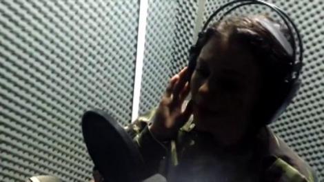 Domnișoara caporal din MAPN are o voce superbă! „Cântă cucu-n Bucovina” a făcut senzație pe Facebook!