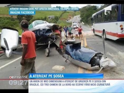Aterizare de urgență pe o șosea! Cei 3 oameni care erau în avion au scăpat fără nicio zgârietură