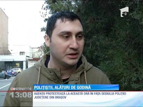 Poliţistul Marian Godină nu mai este singur împotriva şefilor. Zeci de colegi i-au sărit în apărare