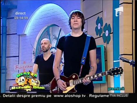 Au fost aleși să cânte pentru Bono de la U2, iar acum revin cu o super piesă! "Şapte vieţi cu... " Trupa Publika