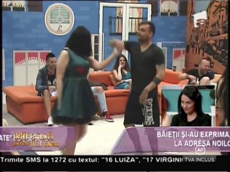 Băieţii "dezbracă" fetele de secrete!