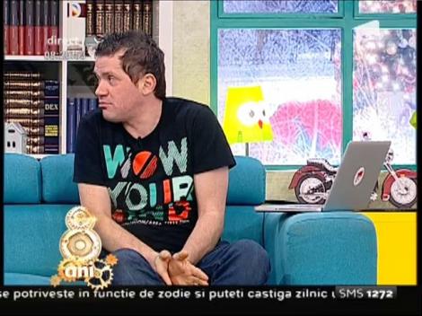 Smiley News: O pasăre prinde peşti cu o bucată de pâine