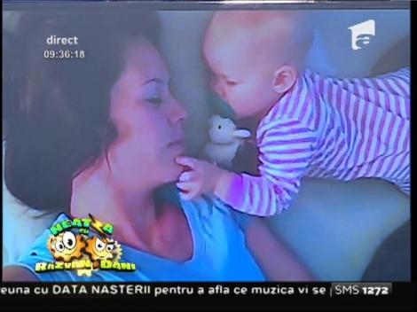 Adorabil! Un bebeluş face totul pentru a-şi împiedica mama epuizată să doarmă