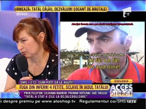 Imagini cutremurătoare! Tatăl îşi ameninţă soţia de faţă cu copiii săi