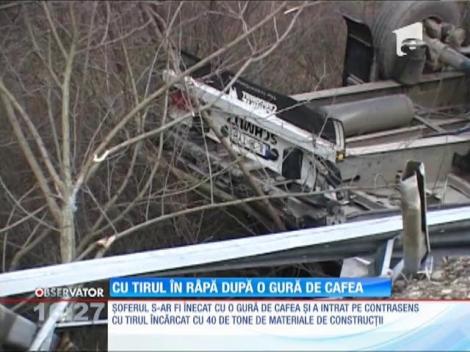 Cu TIR-ul în râpă, după ce s-a înecat cu o gură de cafea!