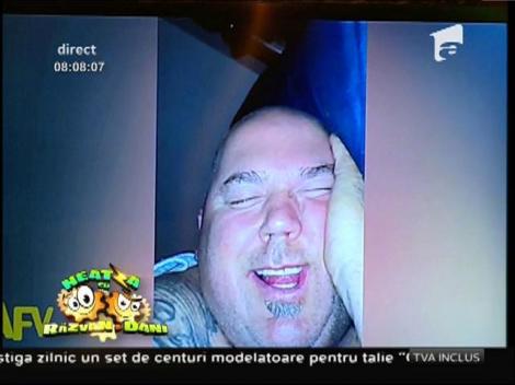 Smiley News: Un bărbat râde cu poftă în somn