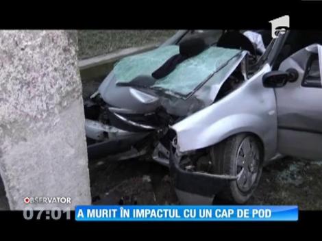 Suceava. O maşină în care se aflau trei oameni a fost zdrobită, în impactul cu un cap de pod