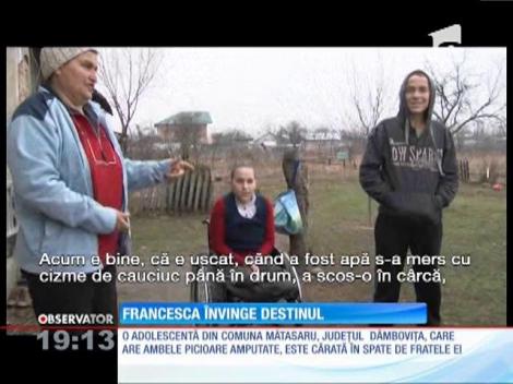 Chiar dacă e imobilizată într-un scaun cu rotile, o tânără din Dâmboviţa ajunge zilnic la şcoală. Pentru că are un erou. Fratele ei care o duce în spate când are nevoie