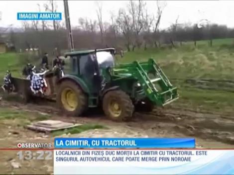 Imagini revoltătoare! Din cauza noroiului, un decedat a fost dus la cimitir cu tractorul!