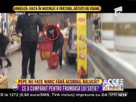 Un soţ model! Pepe face orice pentru Raluca. Chiar să şi alerge printre rafturi după cumpărături